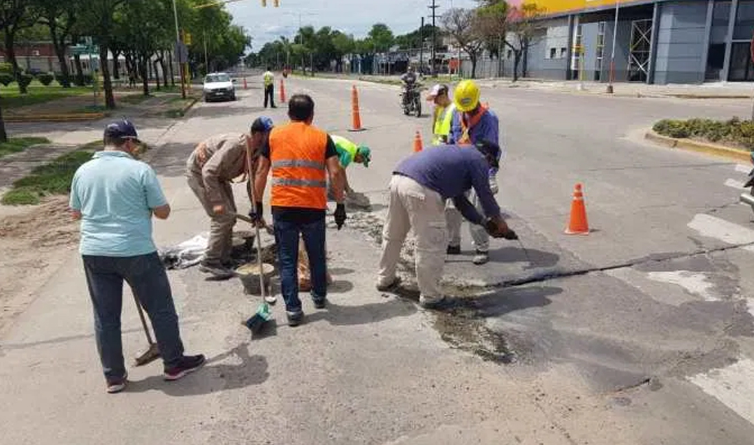 Vecinos reparan baches de Bv. Irigoyen ante la desidia del gobierno nacional