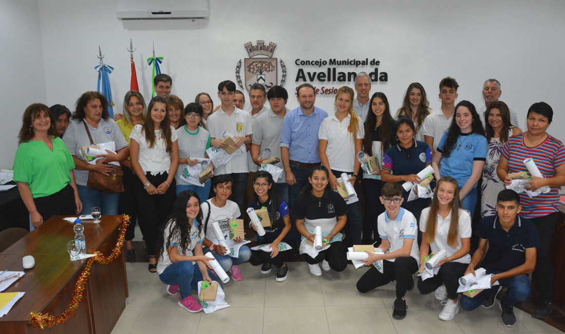 Concejales e Intendente distinguen a los mejores promedios de las secundarias de Avellaneda
