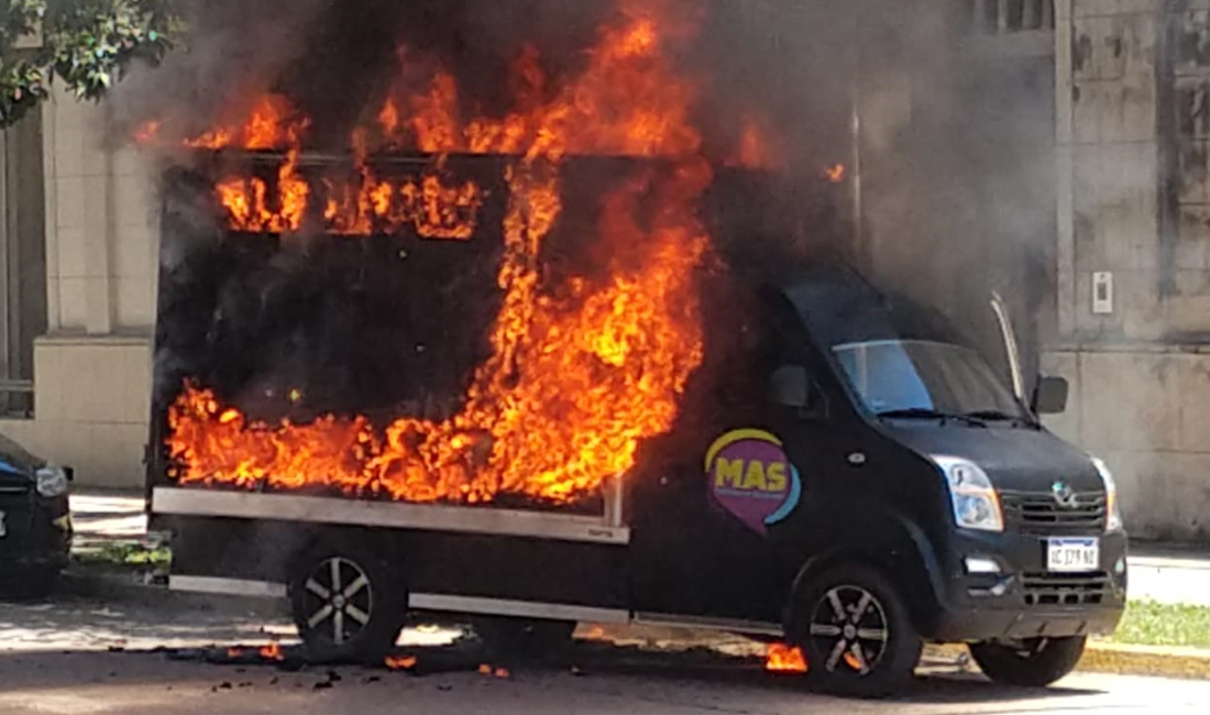 Se incendió un camión con pantallas led de publicidad