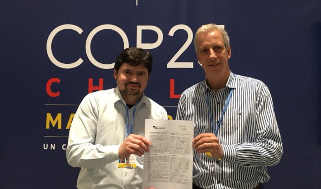 Scarpín firmó un convenio por energías sustentables en Madrid