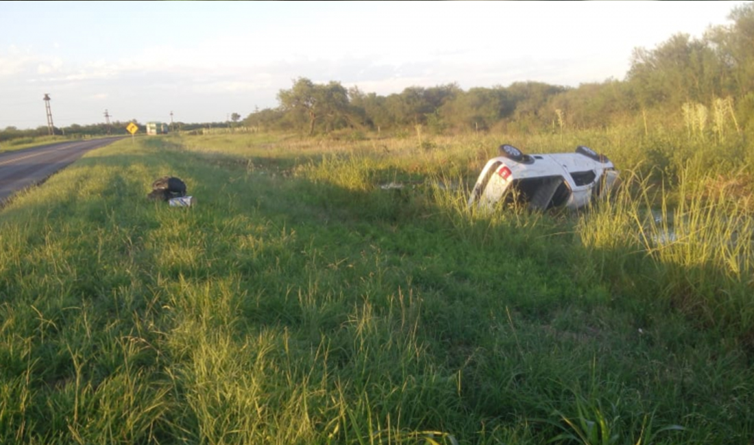 Volcó una camioneta en la Ruta 11