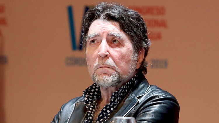 Operan de urgencia a Joaquín Sabina por un derrame cerebral tras la caída que sufrió en un show