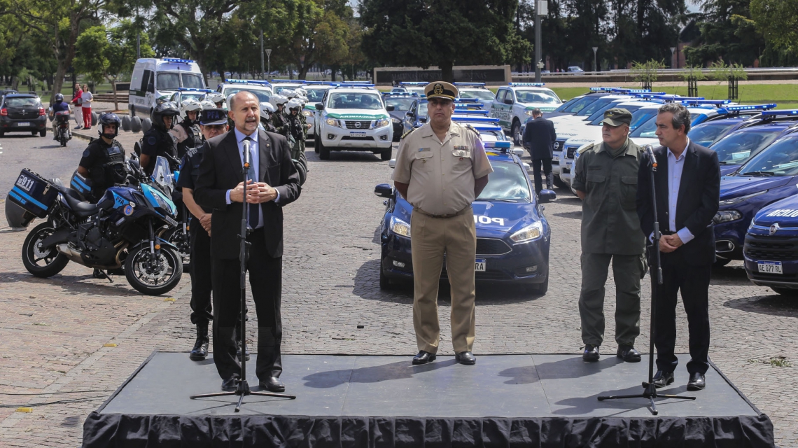 Perotti encabezó la entrega de móviles para fuerzas federales con asiento en la provincia