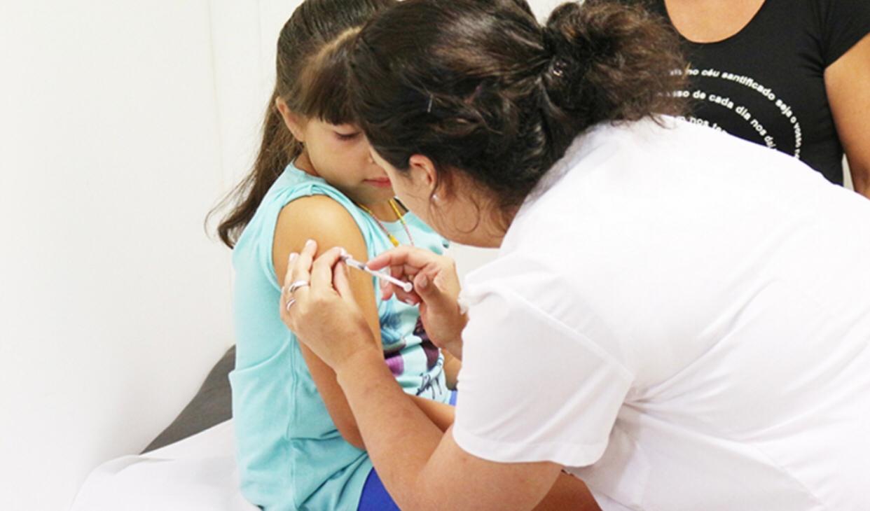 La Provincia comienza a distribuir y aplicar las vacunas contra la meningitis y el virus del papiloma para niños, niñas y adolescentes