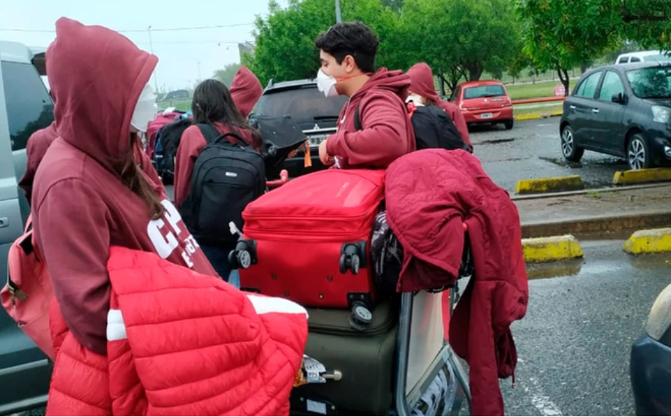 Tuvieron que volver de Italia donde estaban haciendo una beca y sus padres decidieron que cumplieran la cuarentena juntos