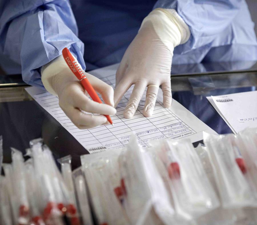 Así cambia el riesgo de enfermar de gravedad y morir por el coronavirus según las distintas edades