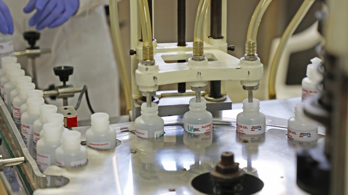 El Laboratorio Industrial Farmacéutico de la provincia produce alcohol en gel