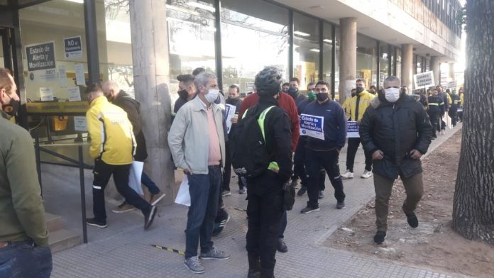 Los trabajadores de correo se movilizaron en Santa Fe y Rosario