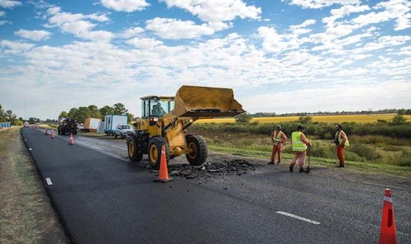 Vialidad Provincial optimiza recursos y continua obras de reparación en toda la Autopista