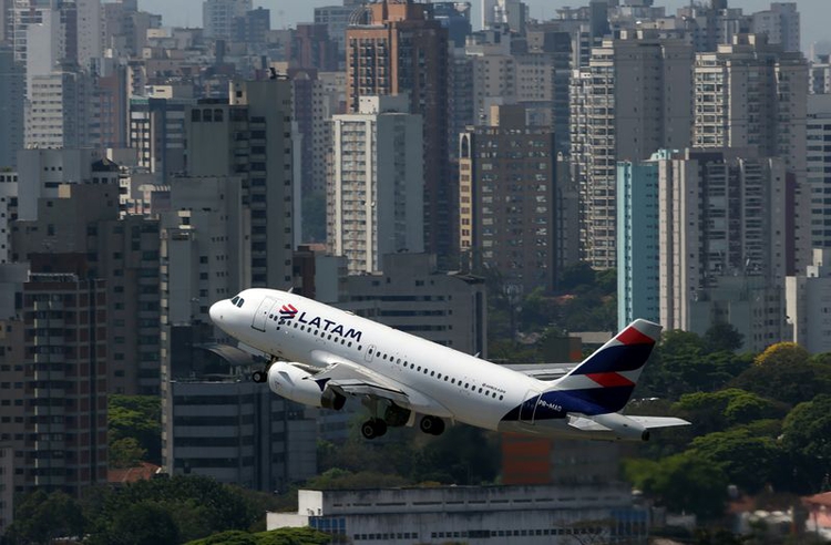 El cierre de Latam Argentina: qué pasará con los pasajes ya emitidos y las millas