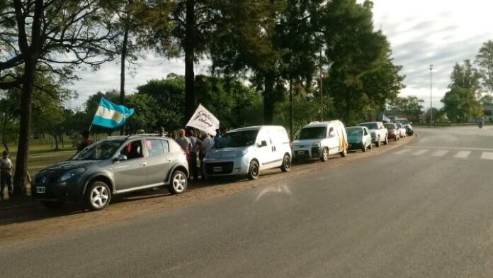 Bocinazo para reclamar “la vuelta al río”
