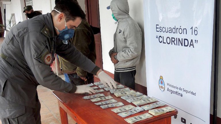 Los hallazgos de plata oculta no se detienen: encontraron 50 mil dólares en la campera de un remisero en Formosa