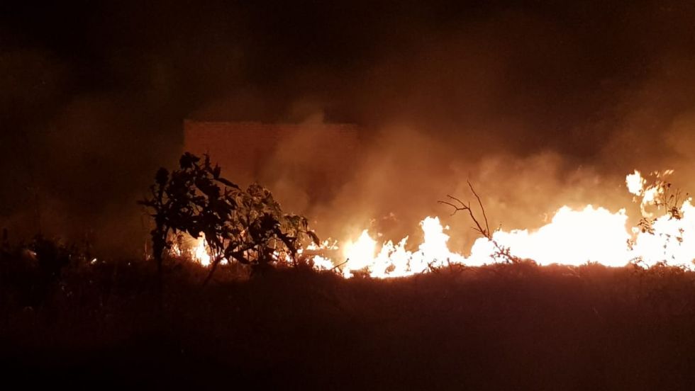 Incendio de pastos alcanzó una construcción y puso en serio riesgo al menos dos empresas en Reconquista