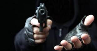 Tres delincuentes encapuchados asaltaron a una mujer a punta de pistola en Calchaquí