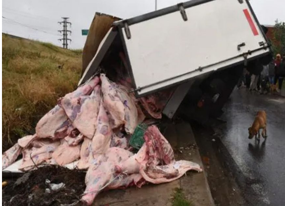 Volcó un camión con 7 mil kilos de carne y hubo incidentes con vecinos