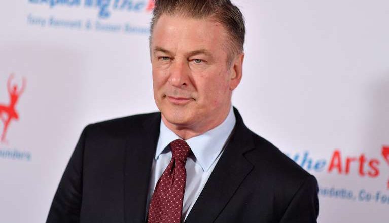 Tragedia en Hollywood: Alec Baldwin mató accidentalmente a una mujer e hirió al director de una película