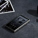 Sony presentó una nueva versión del walkman, su histórico reproductor de música portátil