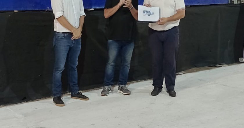 En el cierre de los corsos: el ministro Llonch entregó $4 millones a Reconquista para inversión en carnavales