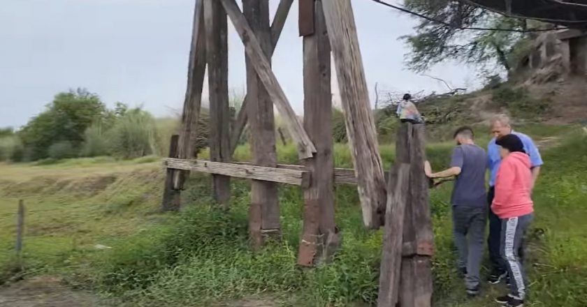 Encuentro simbólico en los puentes sobre el arroyo «El Rey» en reclamo por su mal estado