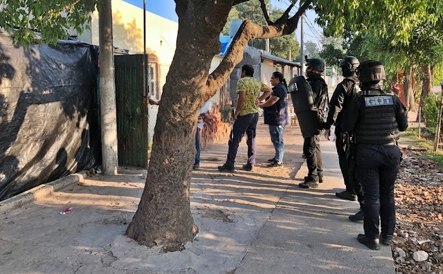Esta mañana hubo allanamientos en tres viviendas diferentes de Barrio Guadalupe: se secuestraron armas, dinero y drogas