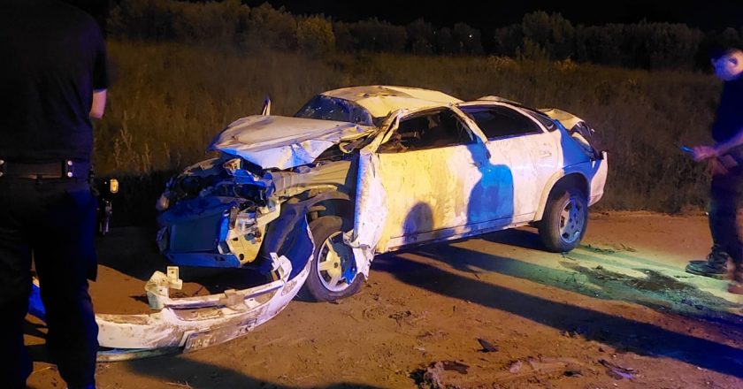 Volcó un auto y los ocupantes quedaron atrapados en el interior