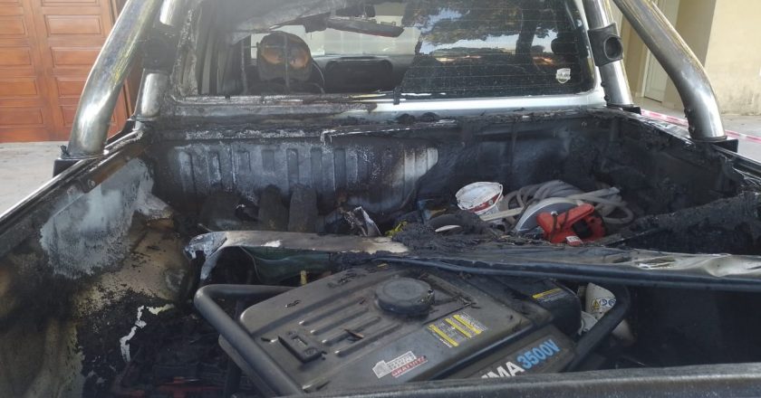 Una mujer aprehendida por incendiar la camioneta de su ex pareja en El Arazá
