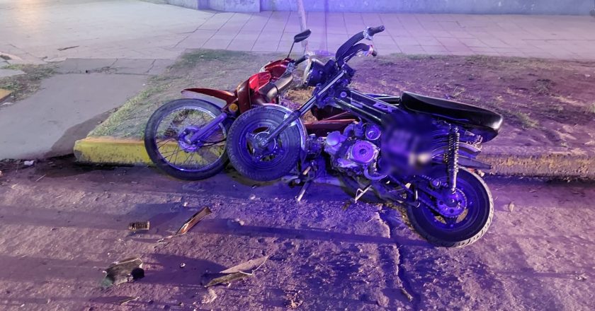 Un automóvil chocó varias motocicletas y escapó