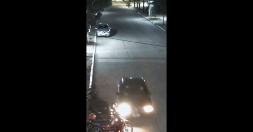 Se publicó el video del automóvil que chocó varias motos y huyó en pleno centro de Reconquista