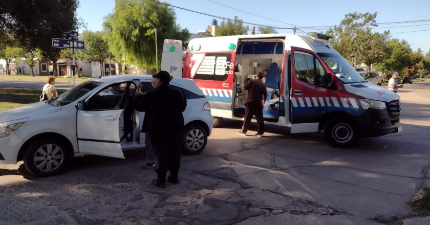 Dos peatones hospitalizados tras ser embestidos por un auto