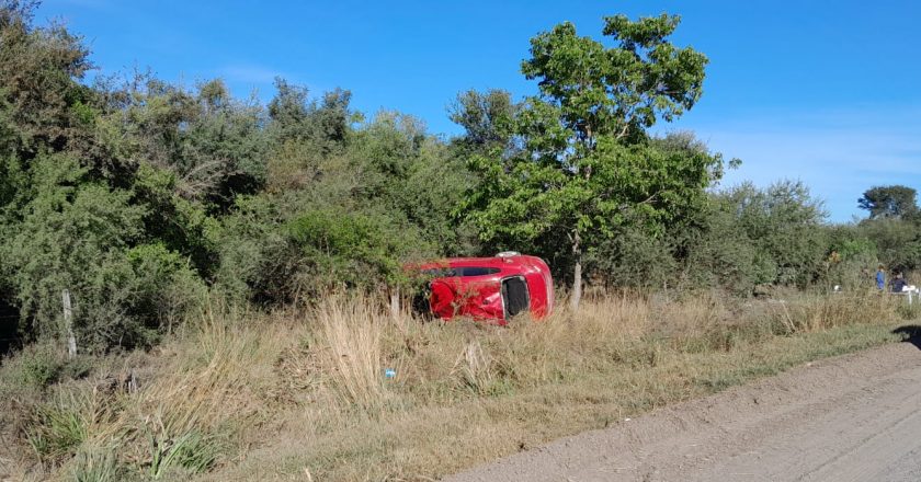 Ripio peligroso: vuelco sobre el camino de acceso a Moussy