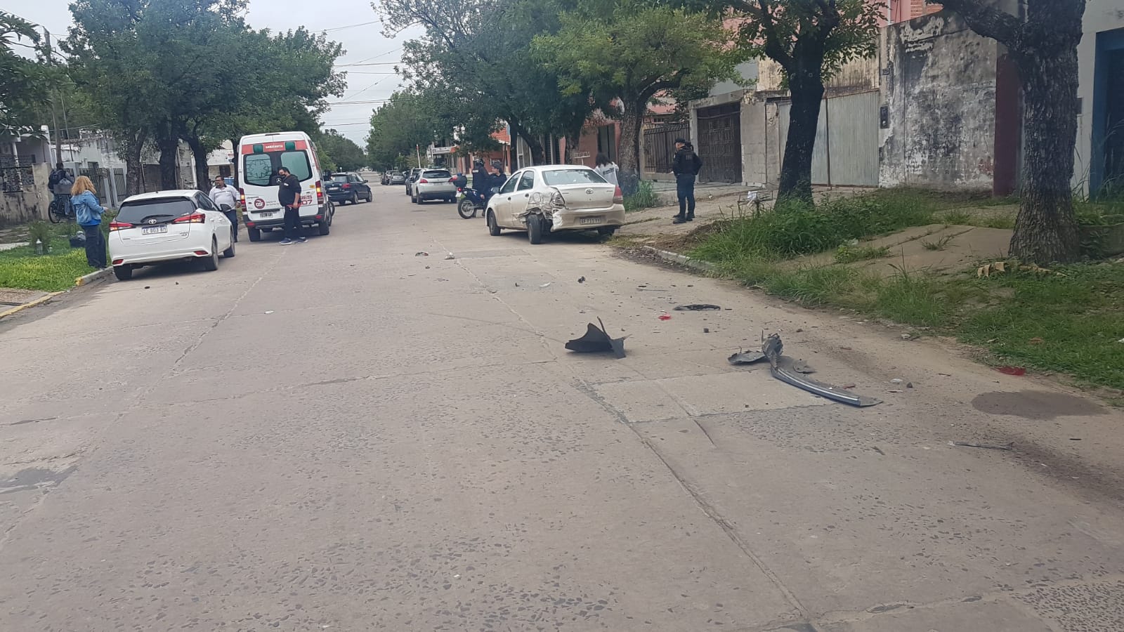 Siniestro vial en la ciudad: una mujer chocó un auto estacionado ...