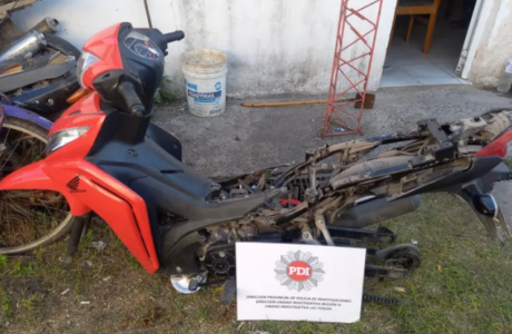 Un ladrón asaltó a una mujer en Isleta Norte: le robó 100 mil pesos y una moto.